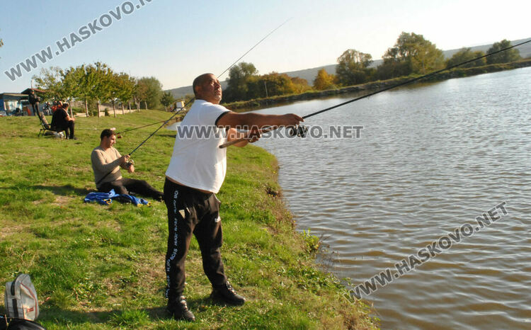 Пуснаха „златна рибка“ в язовир край Конуш