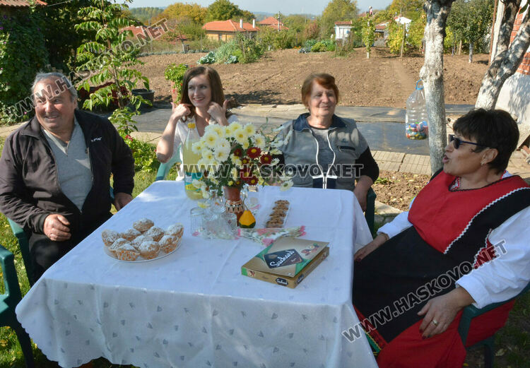 Агнешка чорба с гъби по тетевенски сготвиха и раздадоха на местните хора от читалището в Райново