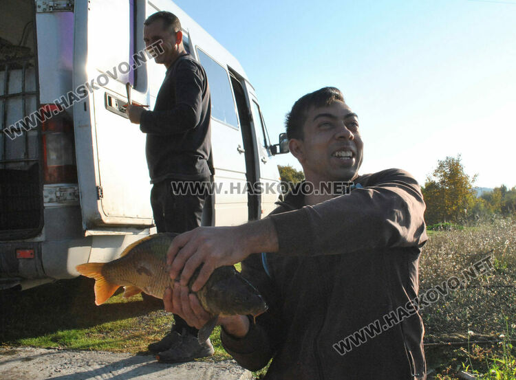 Пуснаха „златна рибка“ в язовир край Конуш