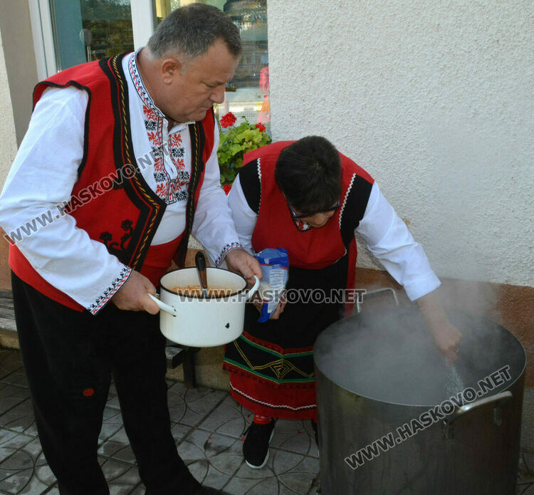 Агнешка чорба с гъби по тетевенски сготвиха и раздадоха на местните хора от читалището в Райново