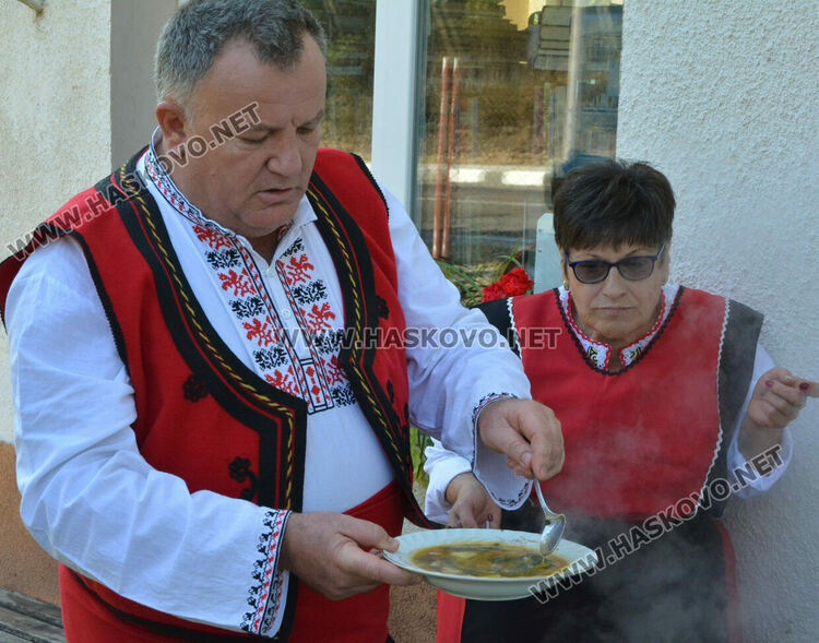 Агнешка чорба с гъби по тетевенски сготвиха и раздадоха на местните хора от читалището в Райново
