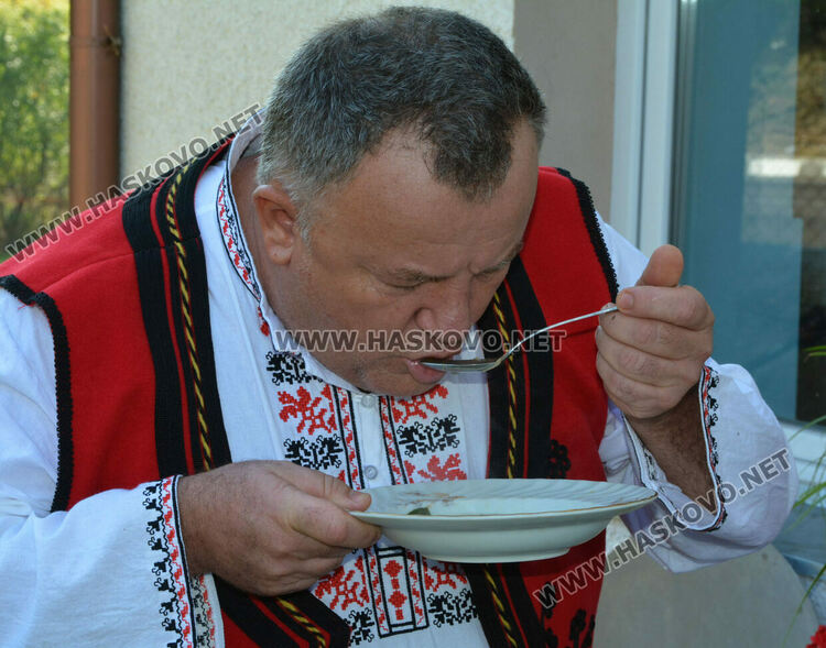 Агнешка чорба с гъби по тетевенски сготвиха и раздадоха на местните хора от читалището в Райново