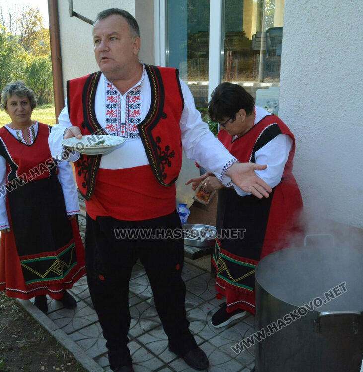 Агнешка чорба с гъби по тетевенски сготвиха и раздадоха на местните хора от читалището в Райново