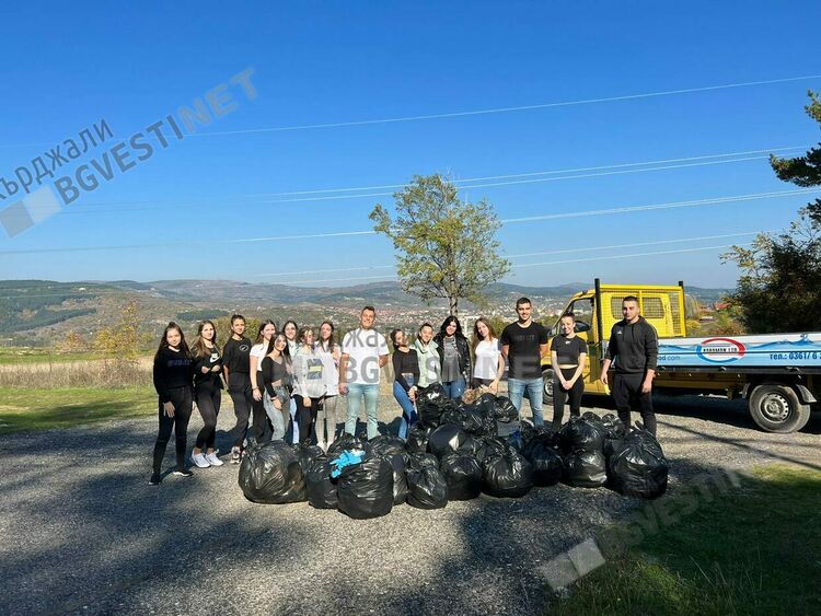 Младите ротарианци от Интеракт Клуб Кърджали почистиха парка около паметника на Орфей.