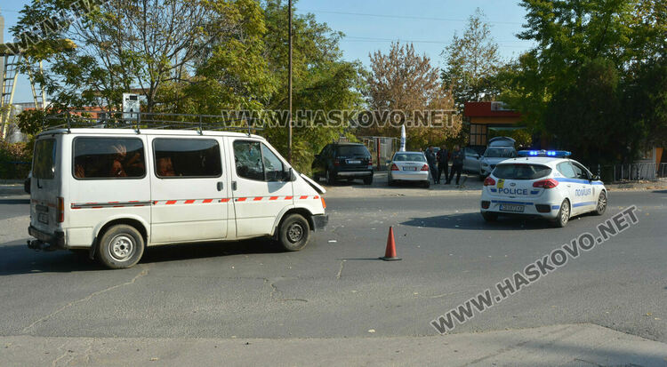 Шофьор с кърджалийски бус не зачете „стоп“ и засече Мерцедес