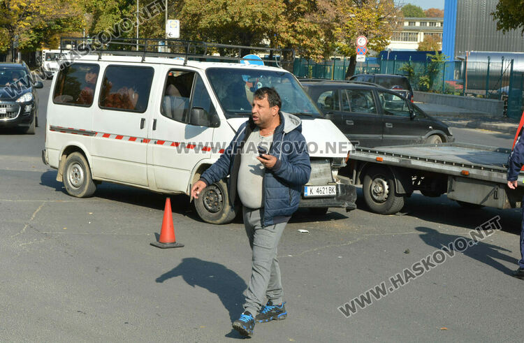 Шофьор с кърджалийски бус не зачете „стоп“ и засече Мерцедес
