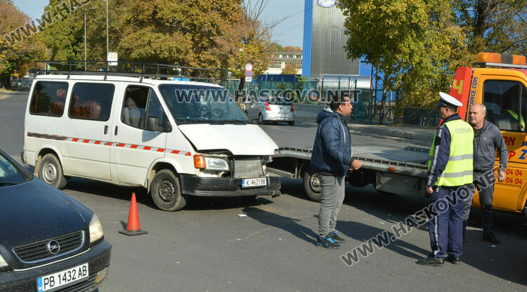 Шофьор с кърджалийски бус не зачете „стоп“ и засече Мерцедес