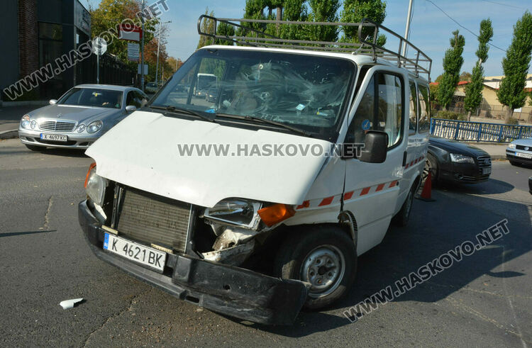 Шофьор с кърджалийски бус не зачете „стоп“ и засече Мерцедес