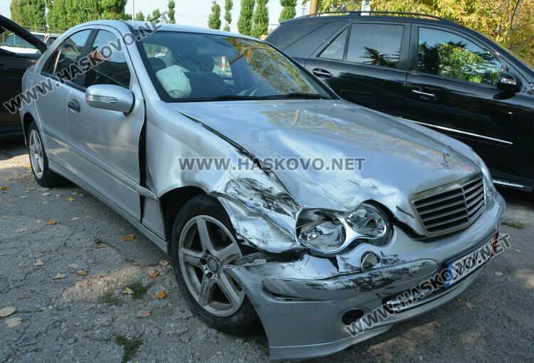 Шофьор с кърджалийски бус не зачете „стоп“ и засече Мерцедес