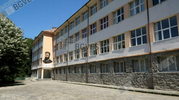 И в Баните влязоха в червената зона, половината деца минават на дистанционно обучение