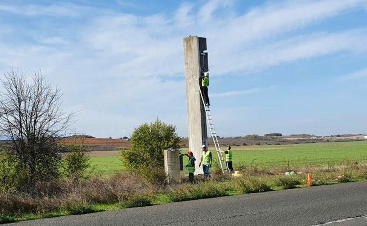 Младежи освежиха монумента, който посреща пътуващите от Пловдив