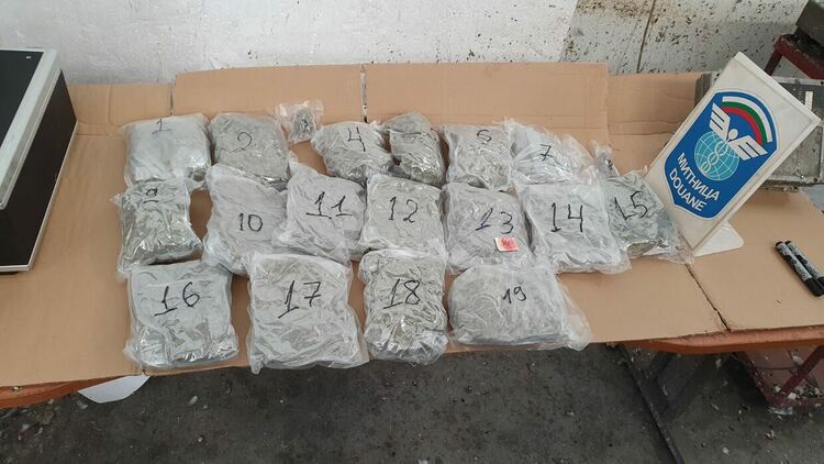 Откриха близо 3 кг марихуана в Порше Кайен