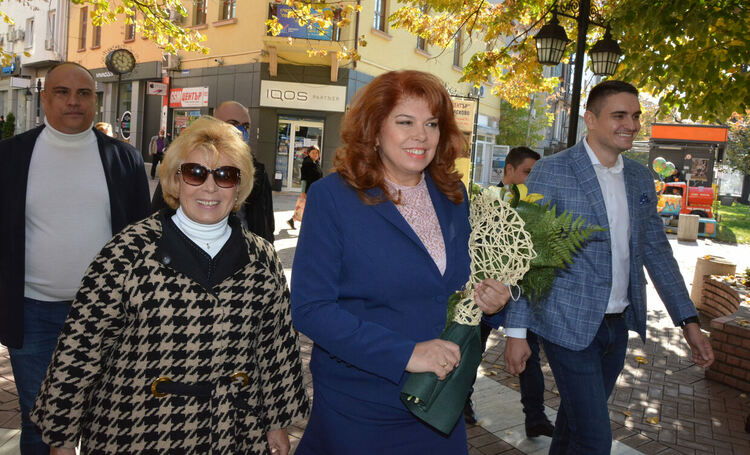 Илияна Йотова в Хасково: България има нужда от смели и силни хора