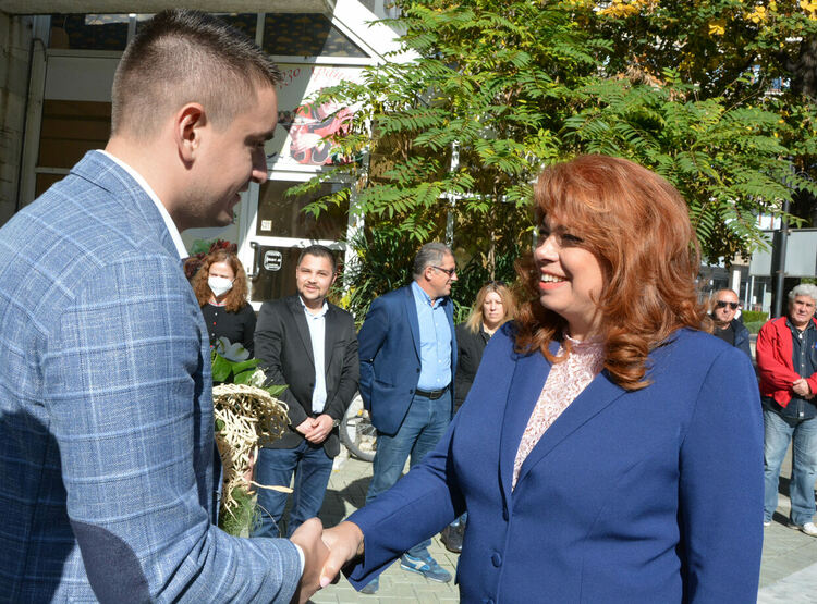 Илияна Йотова в Хасково: България има нужда от смели и силни хора