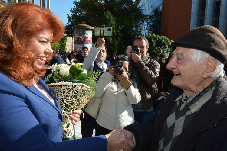 Илияна Йотова в Хасково: България има нужда от смели и силни хора