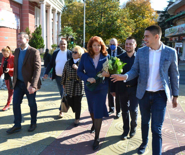 Илияна Йотова в Хасково: България има нужда от смели и силни хора