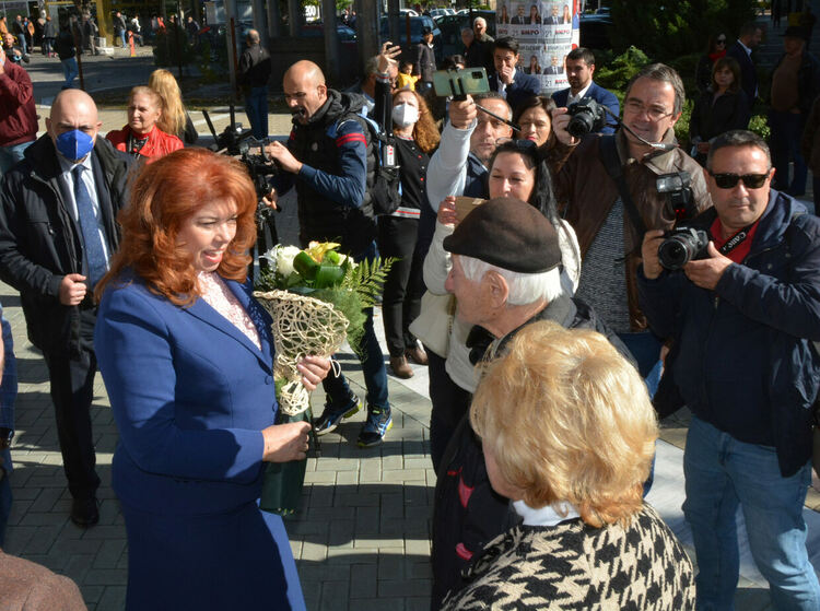 Илияна Йотова в Хасково: България има нужда от смели и силни хора