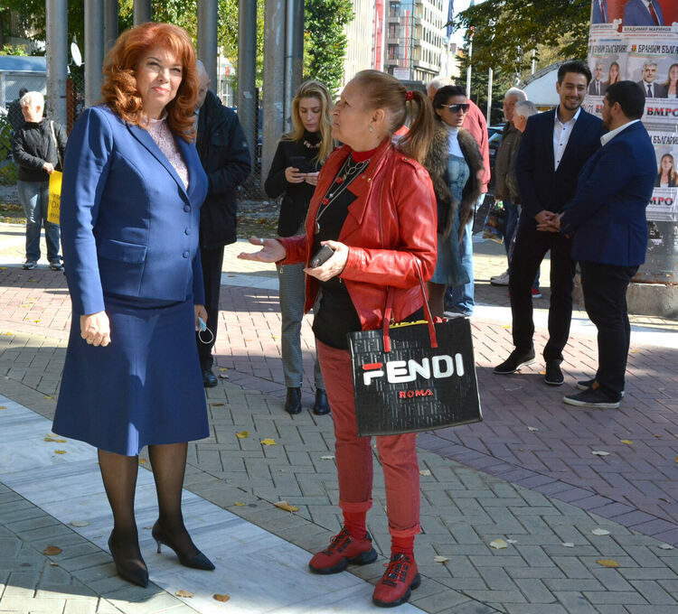 Илияна Йотова в Хасково: България има нужда от смели и силни хора