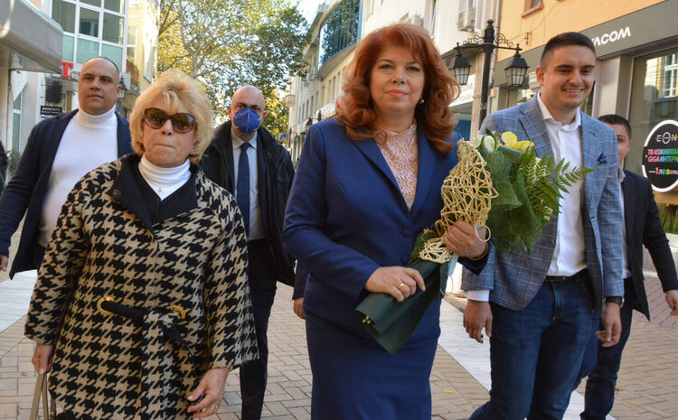 Илияна Йотова в Хасково: България има нужда от смели и силни хора