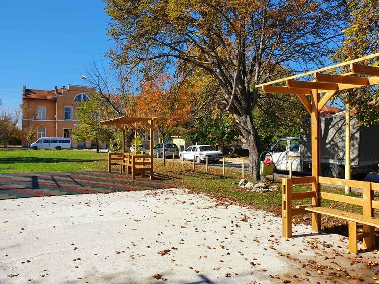 Усилено се работи по приключване на къта за отдих зад гарата