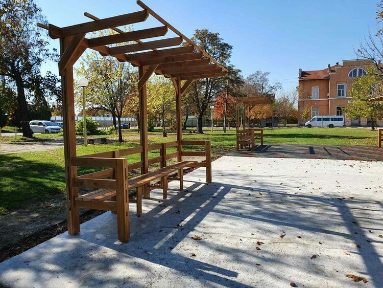 Усилено се работи по приключване на къта за отдих зад гарата