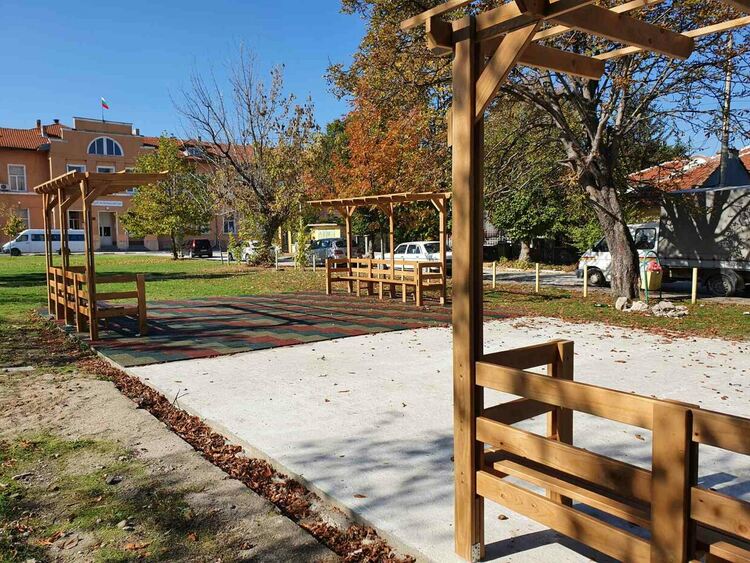 Усилено се работи по приключване на къта за отдих зад гарата