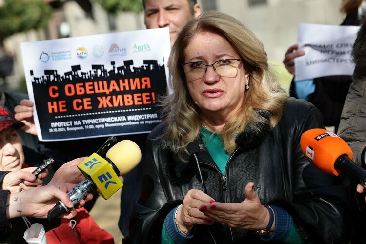 Днес туроператори и хотелиери се събраха на протест пред Министерство на туризма. Те настояват ведомството да направи програма за ликвидност за туроператори, ресторантьори и хотелиери и за възстановяване на средства на клиенти за неосъществени пътувания на стойност 41,2 милиона лева, като това може да стане през постановление на Министерския съвет