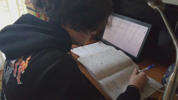 Училищата в Ямбол и Елхово преминават към онлайн обучение