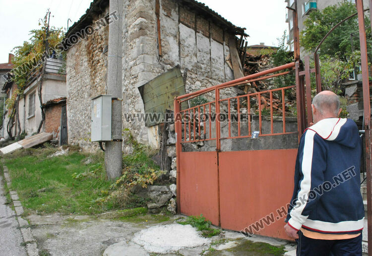 Хасковлии се притесняват от рухването на стара къща, общината издава заповед за премахване