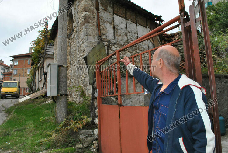 Хасковлии се притесняват от рухването на стара къща, общината издава заповед за премахване