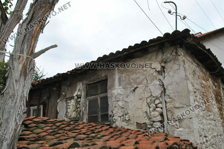 Хасковлии се притесняват от рухването на стара къща, общината издава заповед за премахване