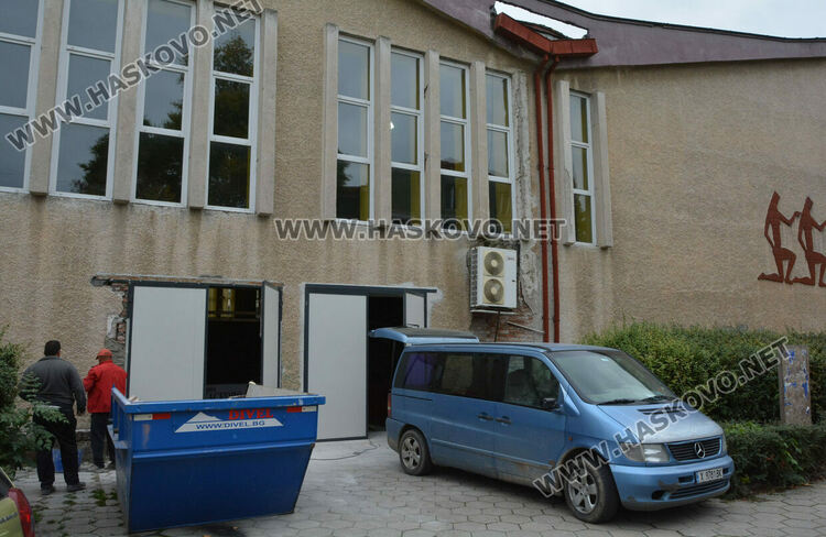  Зала Дружба с нови по-високи странични врати