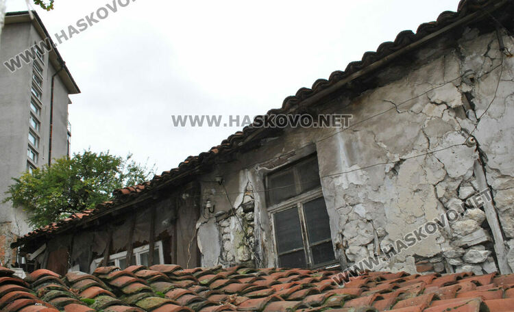 Хасковлии се притесняват от рухването на стара къща, общината издава заповед за премахване