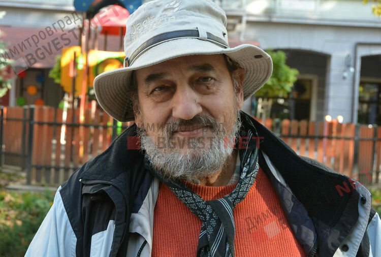 Идеята е на скулптора Гроздан Грозев, който е и председател на комисията по културата в общинския съвет