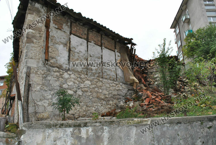 Хасковлии се притесняват от рухването на стара къща, общината издава заповед за премахване