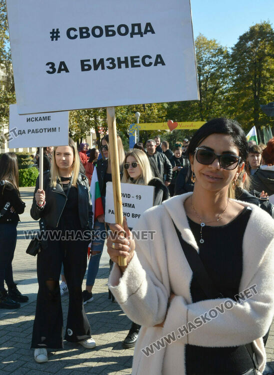Издигнаха стена пред областна администрация в знак на протест срещу здравните мерки