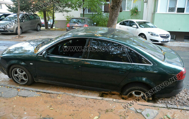 Паркирано Ауди хлътна в изкоп на ВиК след нов теч