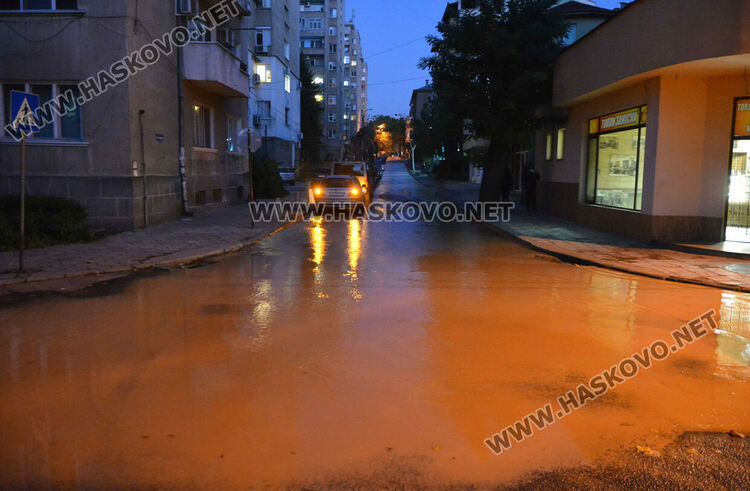 Паркирано Ауди хлътна в изкоп на ВиК след нов теч