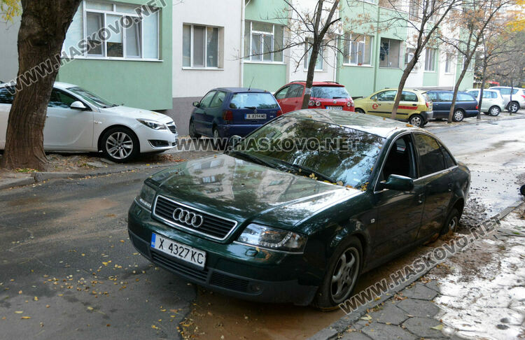 Паркирано Ауди хлътна в изкоп на ВиК след нов теч
