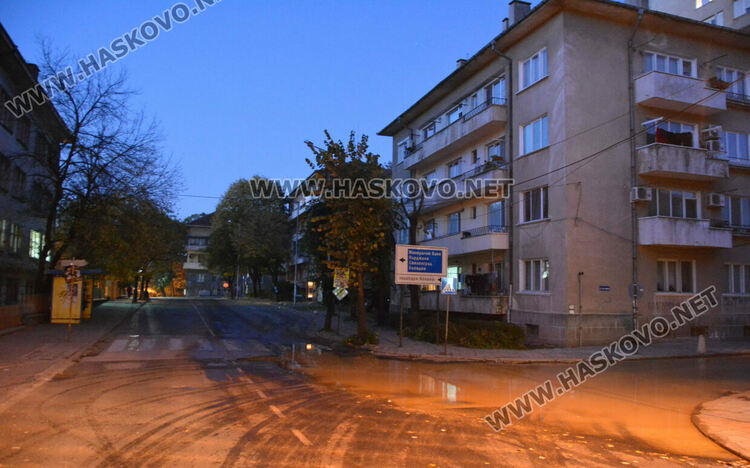 Паркирано Ауди хлътна в изкоп на ВиК след нов теч