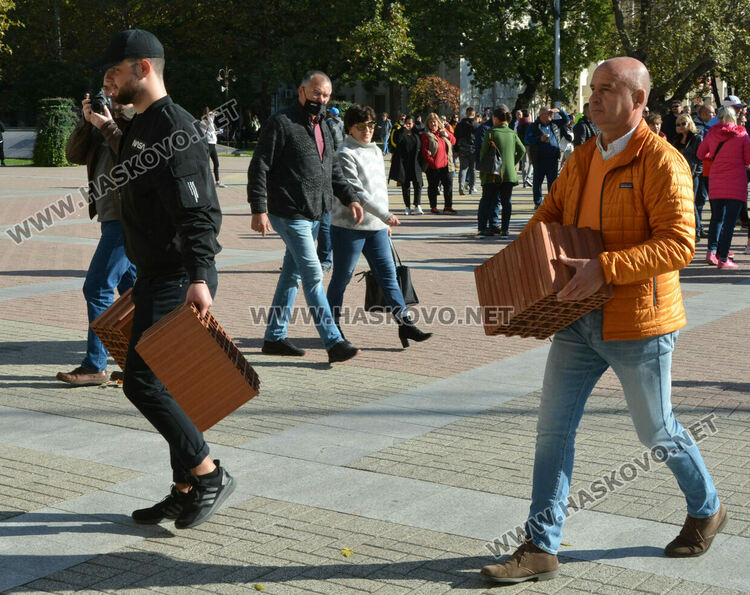 Издигнаха стена пред областна администрация в знак на протест срещу здравните мерки