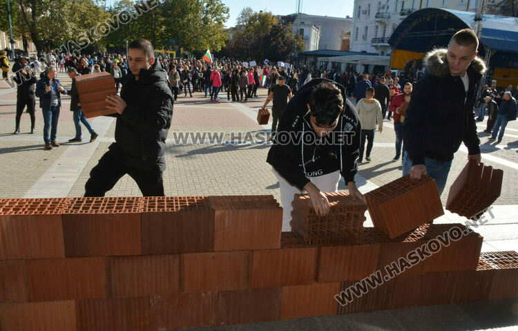 Издигнаха стена пред областна администрация в знак на протест срещу здравните мерки