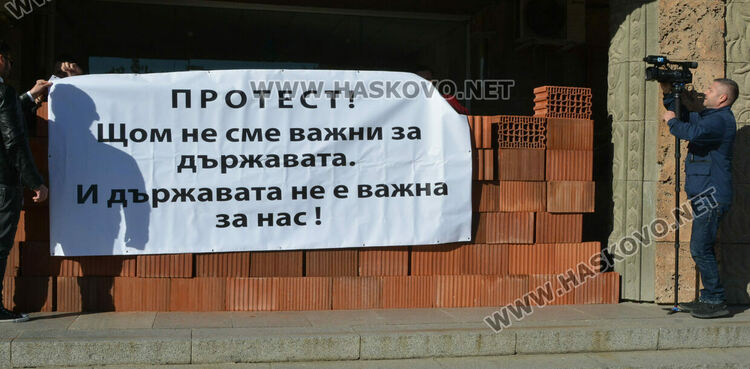 Издигнаха стена пред областна администрация в знак на протест срещу здравните мерки