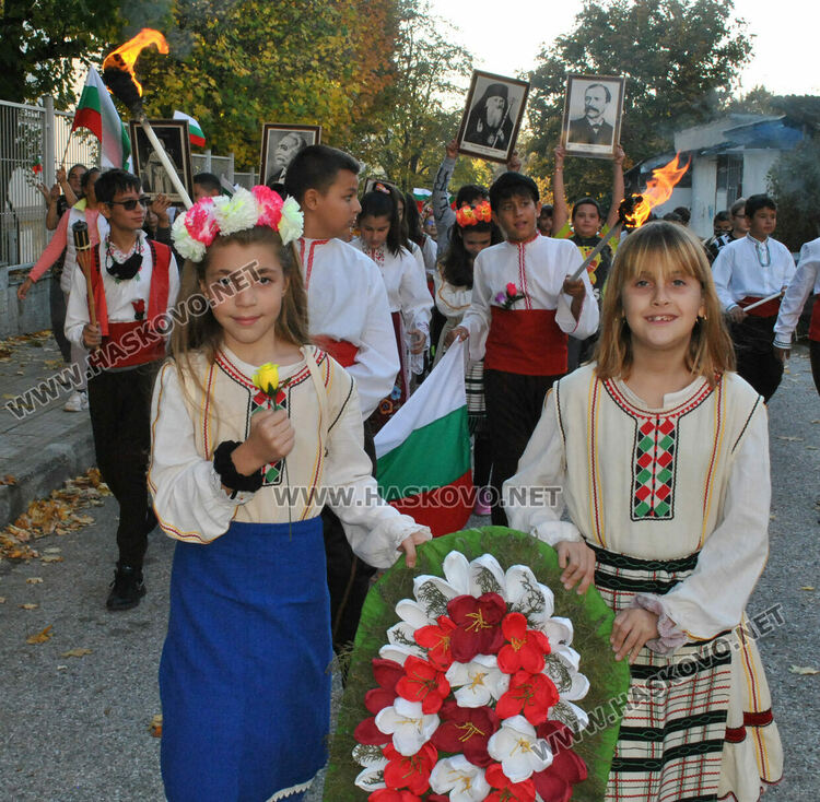 Факелно шествие и изложба в „Шандор Петьофи“ за Деня на народните будители