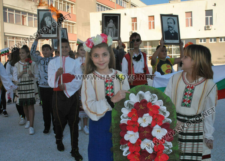 Факелно шествие и изложба в „Шандор Петьофи“ за Деня на народните будители