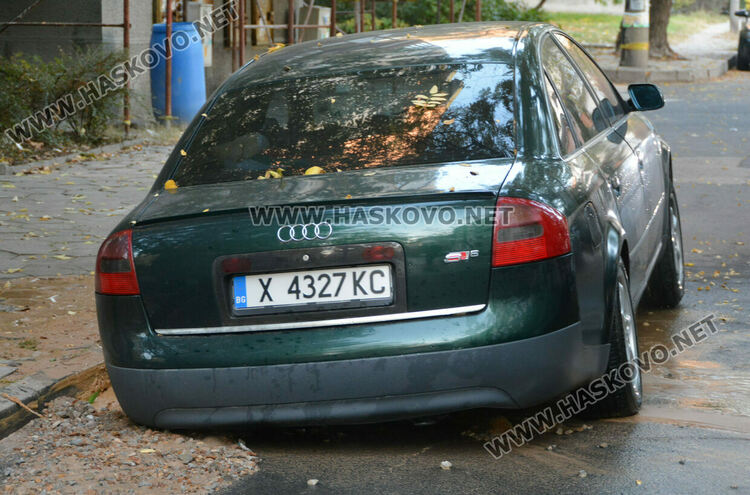 Паркирано Ауди хлътна в изкоп на ВиК след нов теч