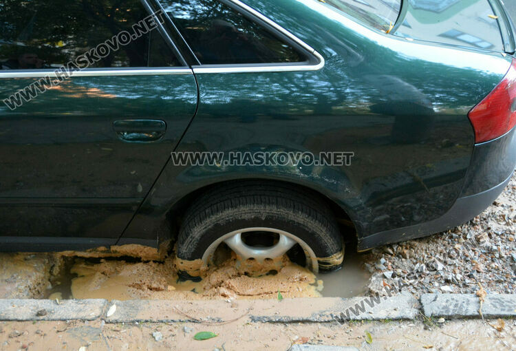 Паркирано Ауди хлътна в изкоп на ВиК след нов теч