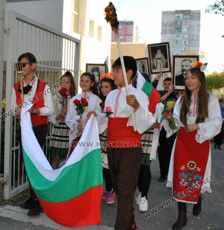 Факелно шествие и изложба в „Шандор Петьофи“ за Деня на народните будители