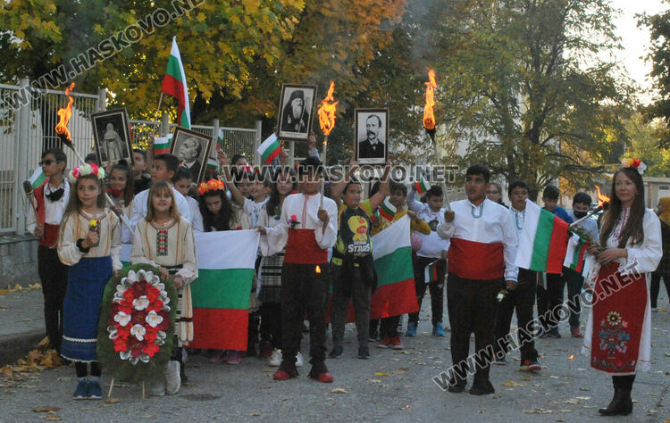 Факелно шествие и изложба в „Шандор Петьофи“ за Деня на народните будители