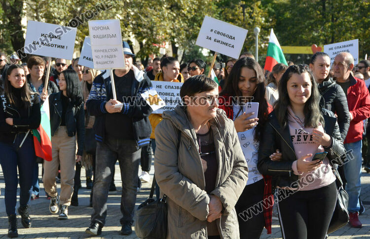 Издигнаха стена пред областна администрация в знак на протест срещу здравните мерки